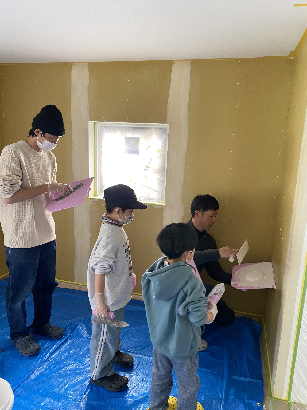 施主様と一緒に壁塗り体験